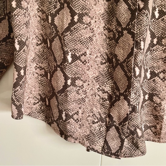 Stella & Dot Lady Boss Snakeskin Button Front Tie Neck Blouse Size L EUC - Picture 8 of 13